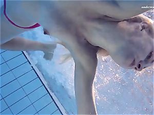 super-hot Elena demonstrates what she can do under water